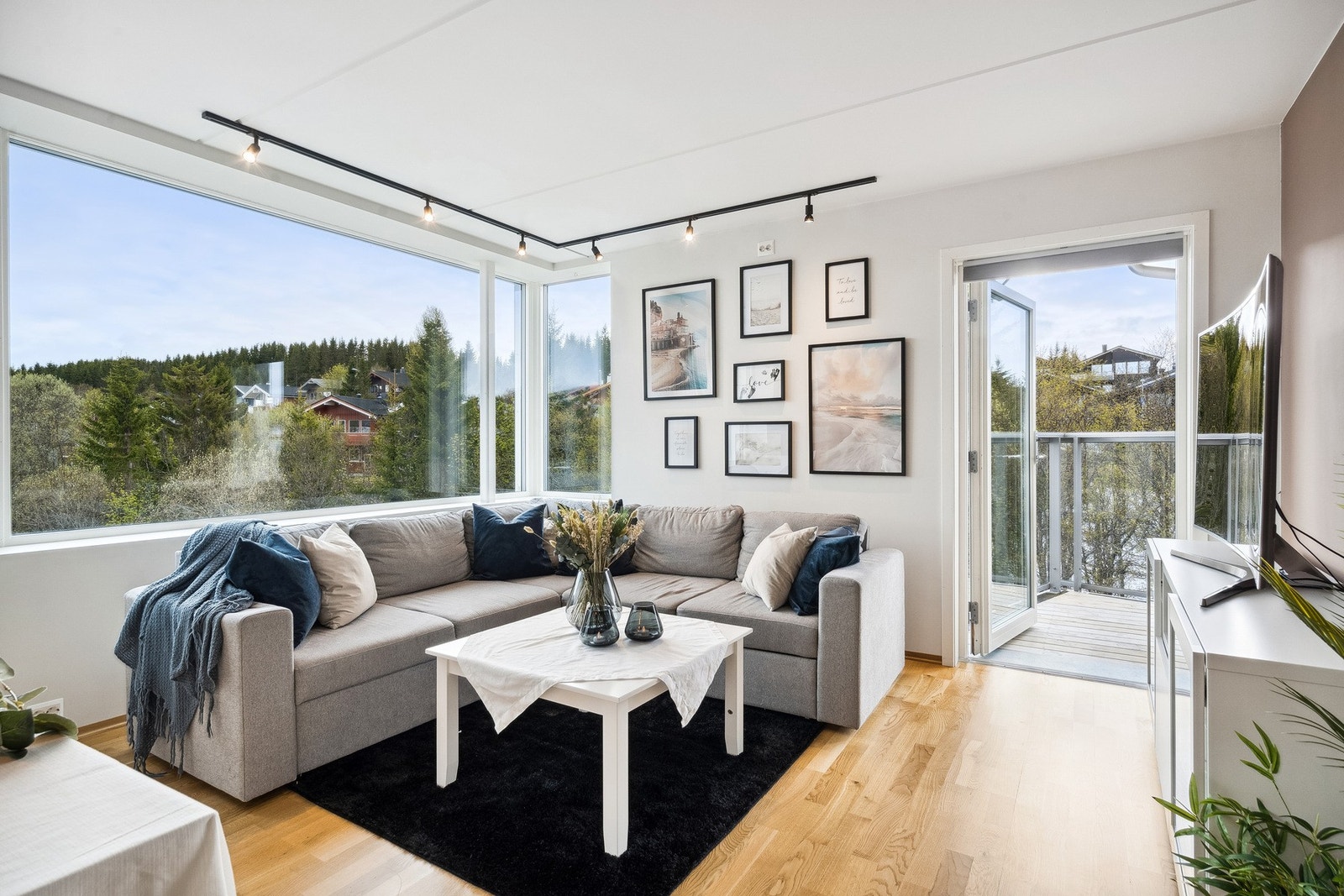 Stuen er enkel og naturlig å møblere. Galleribilde