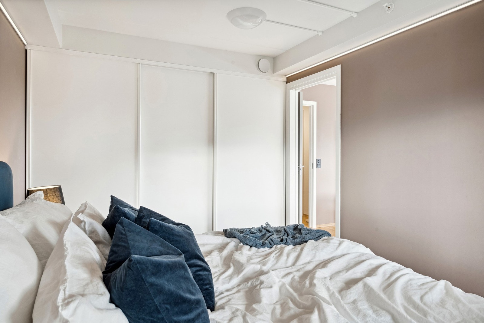 Kjekk skyvedørsgarderobe på den ene kortveggen. Galleribilde