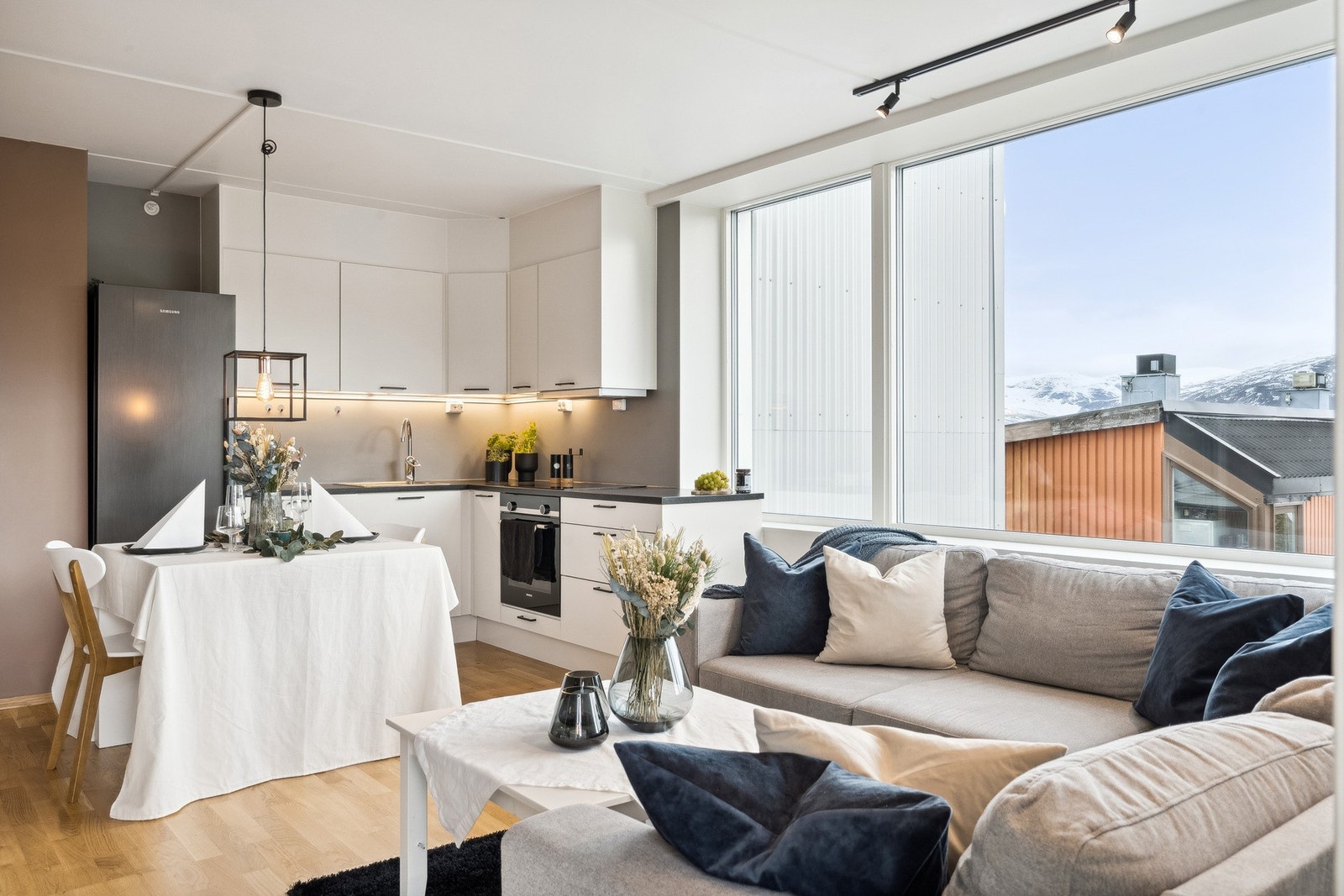Praktisk planløsning med åpen stue/kjøkken-løsning. Galleribilde