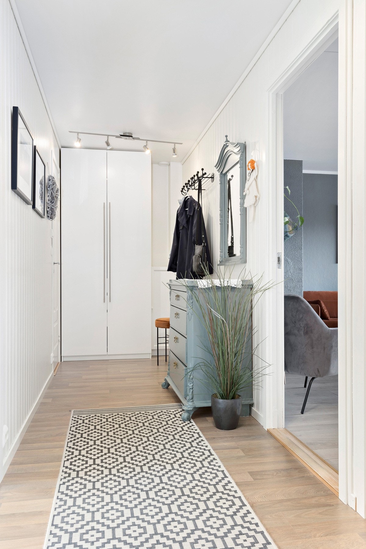 Romslig entre/gang på 7,5 kvm. Her er det godt med plass til garderobe og annen oppbevaring. Galleribilde