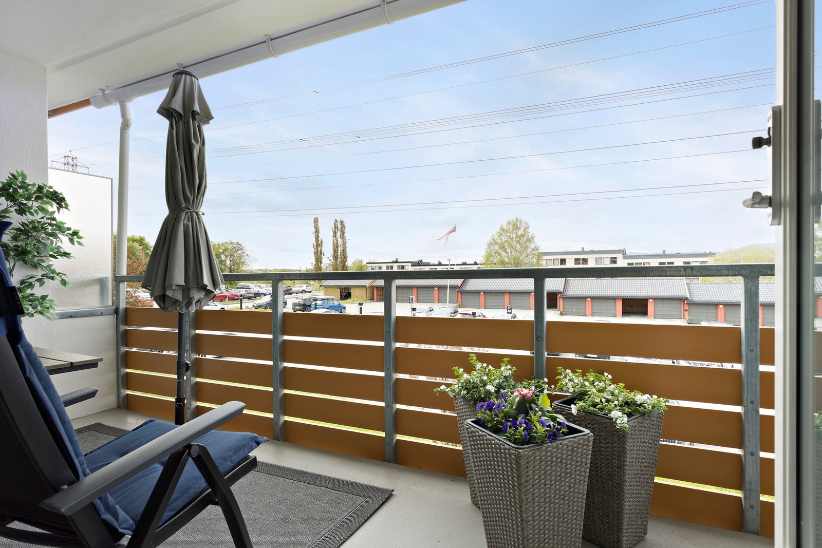 Borettslagets p-plass og garasjeanlegg ligger rett over gaten. Galleribilde