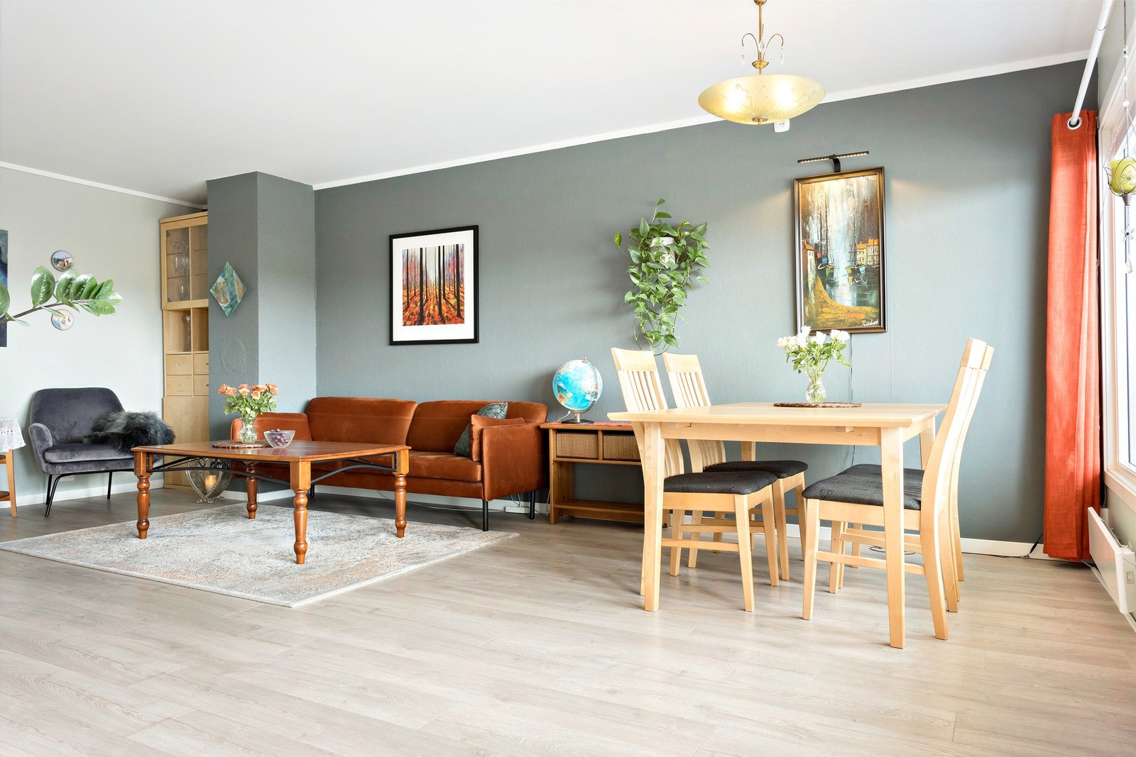 Godt med plass til stor spiseseksjon i tillegg til sofakrok. Videre er det fra stuen direkte utgang til solvendt balkong. Galleribilde