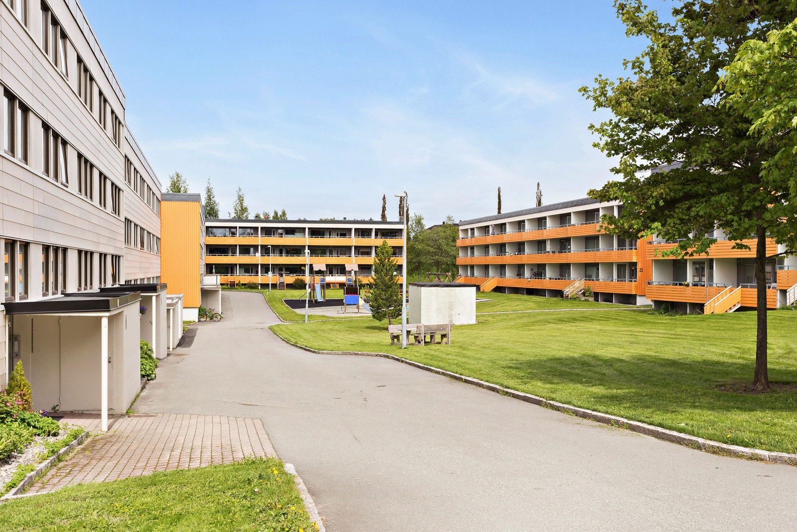 Borettslaget er omgitt av flotte fellesområder. Flere lekeplasser og store grøntarealer. Galleribilde