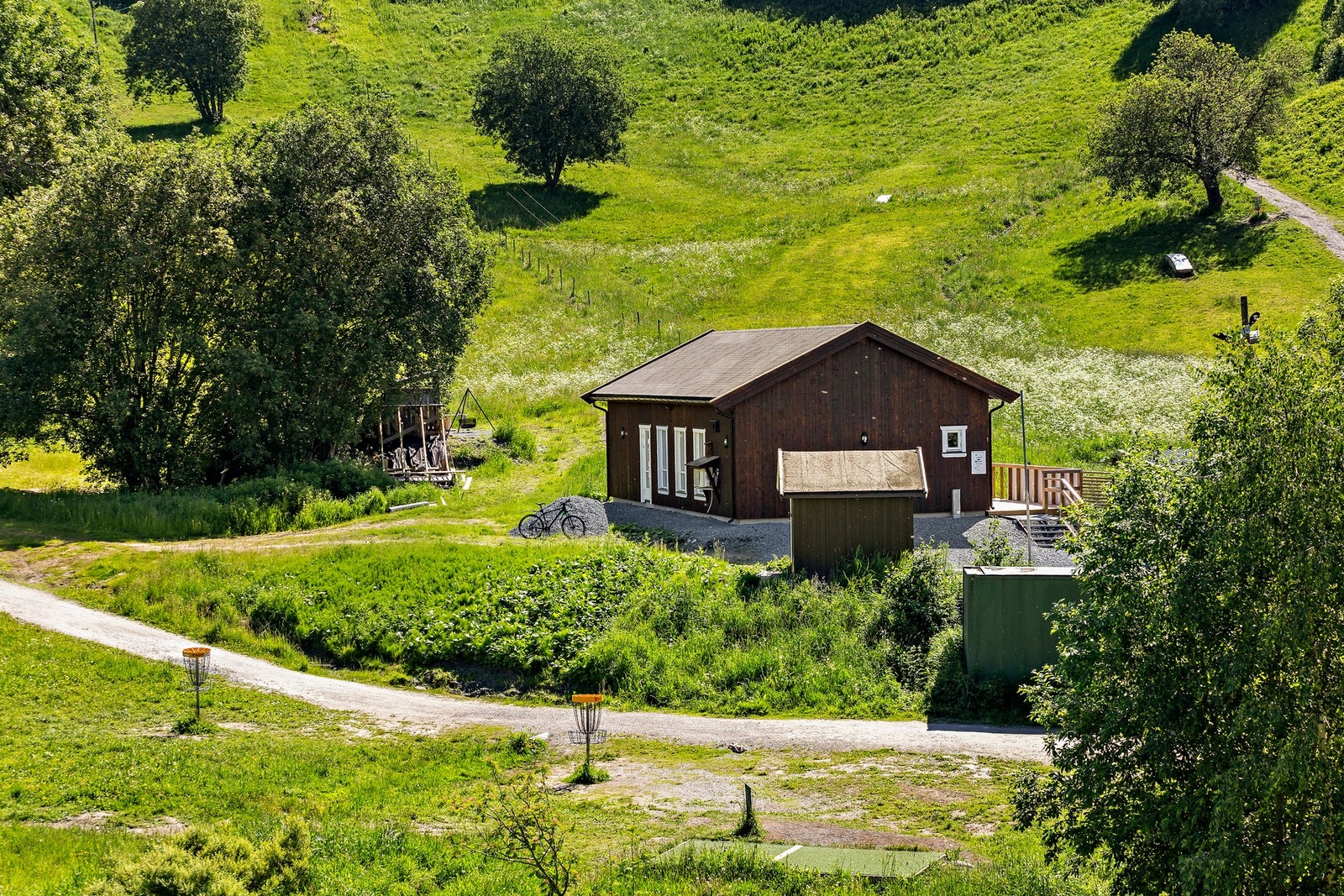 Rett i nabolaget finnes flotte grøntarealer. Her fra Steinan skitrekk og Othilienborg discgolfpark. Galleribilde