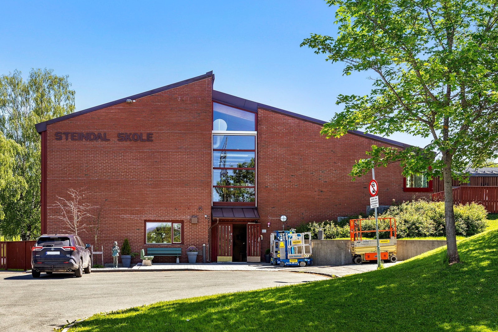 Steindal barneskole og Hoeggen ungdomsskole ligger omtrent 500 meter fra leiligheten. Galleribilde