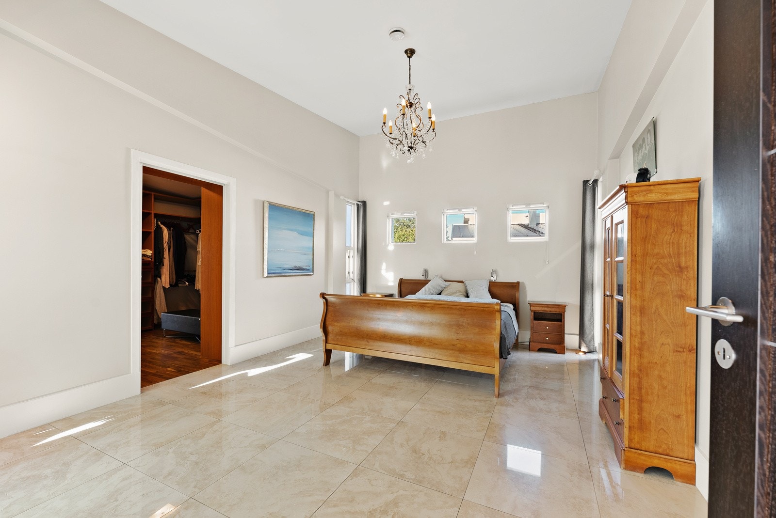 Master bedroom er egen suite med stort soverom, omkledningsrom og et privat stor bad Galleribilde