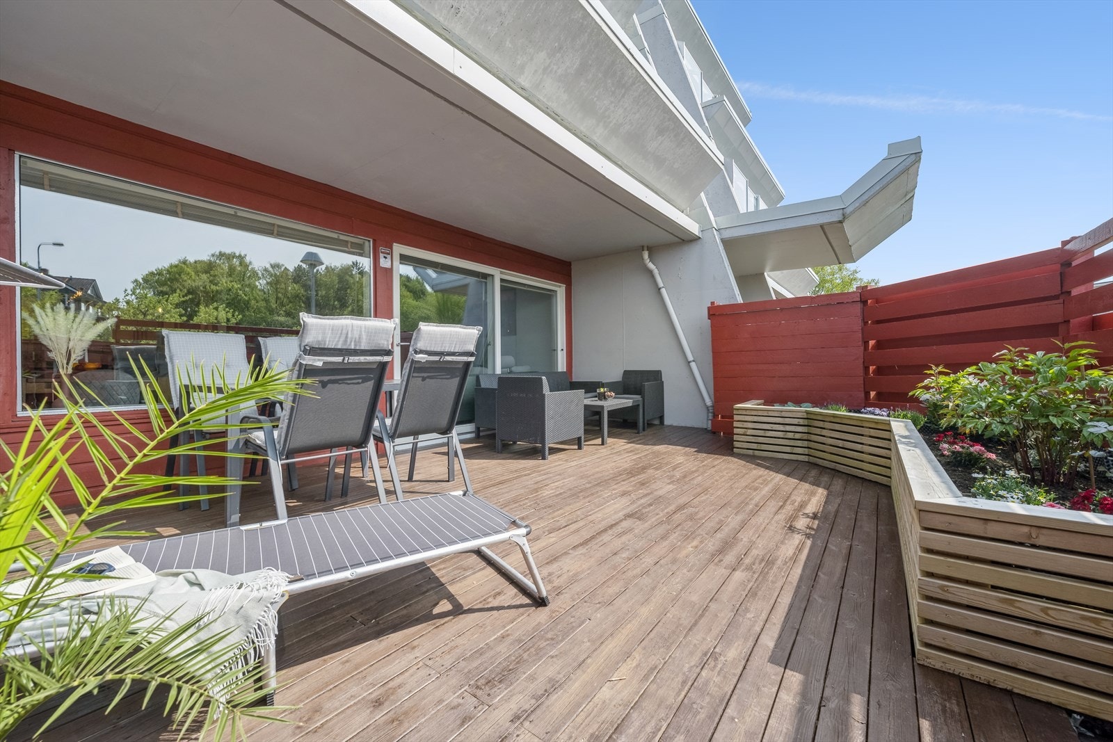 Fra stuen er det utgang til en stor sjenert terrasse med gode solforhold og plass til utemøbler, grill, samt et plassbygd blomsterbed. Galleribilde