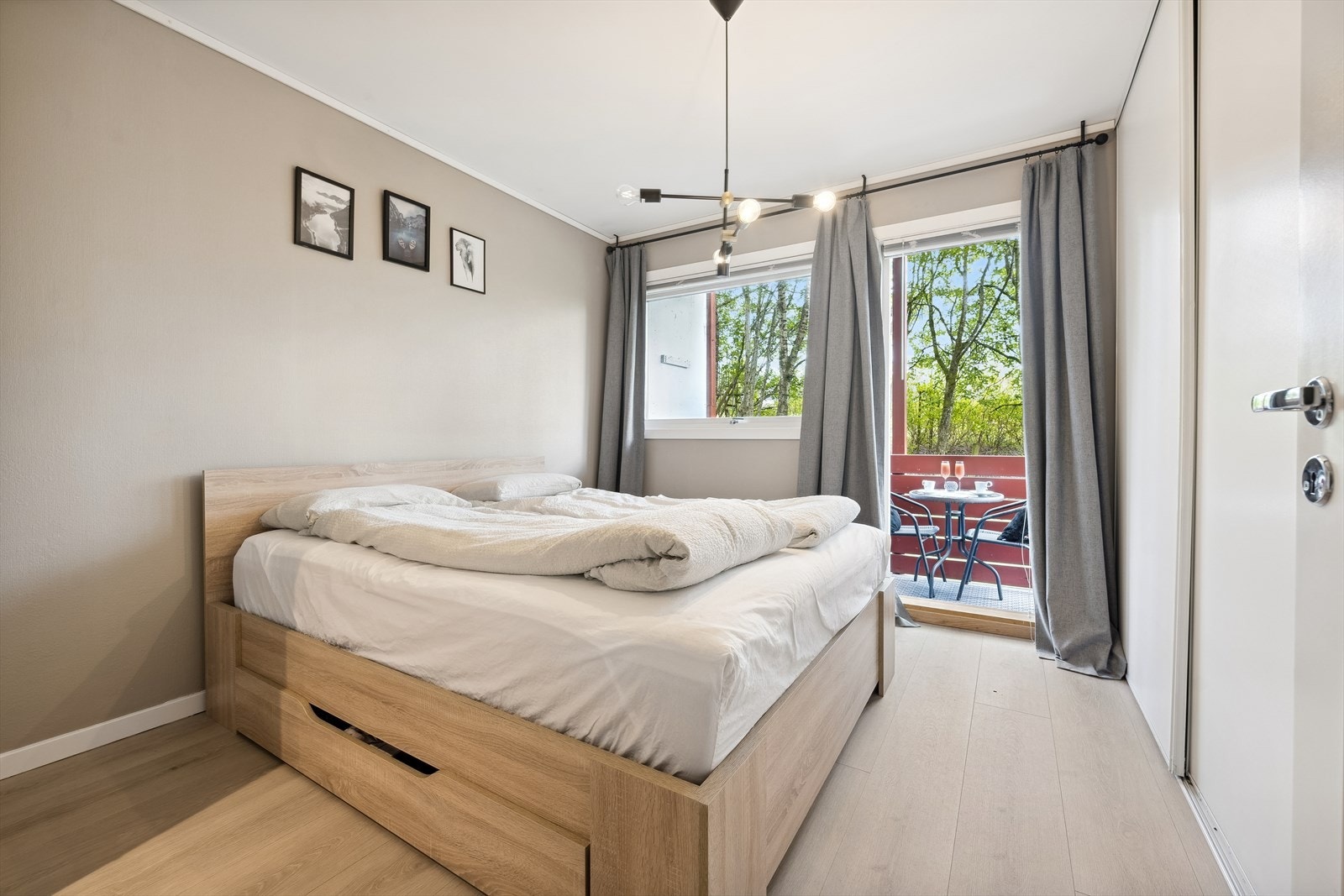 Hovedsoverommet med god plass til dobbeltseng, nattbord og stort garderobeskap. Direkte utgang til luftebalkong med morgensola. Galleribilde