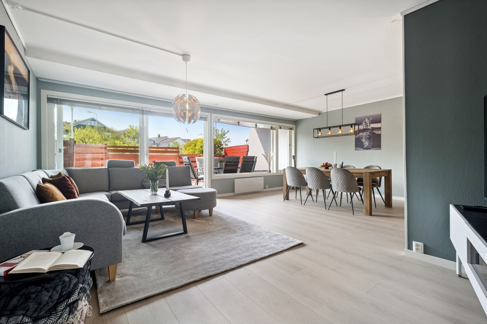 Romslig stue med god plass til å innrede med både sofagruppe og stor spisestue. Galleribilde