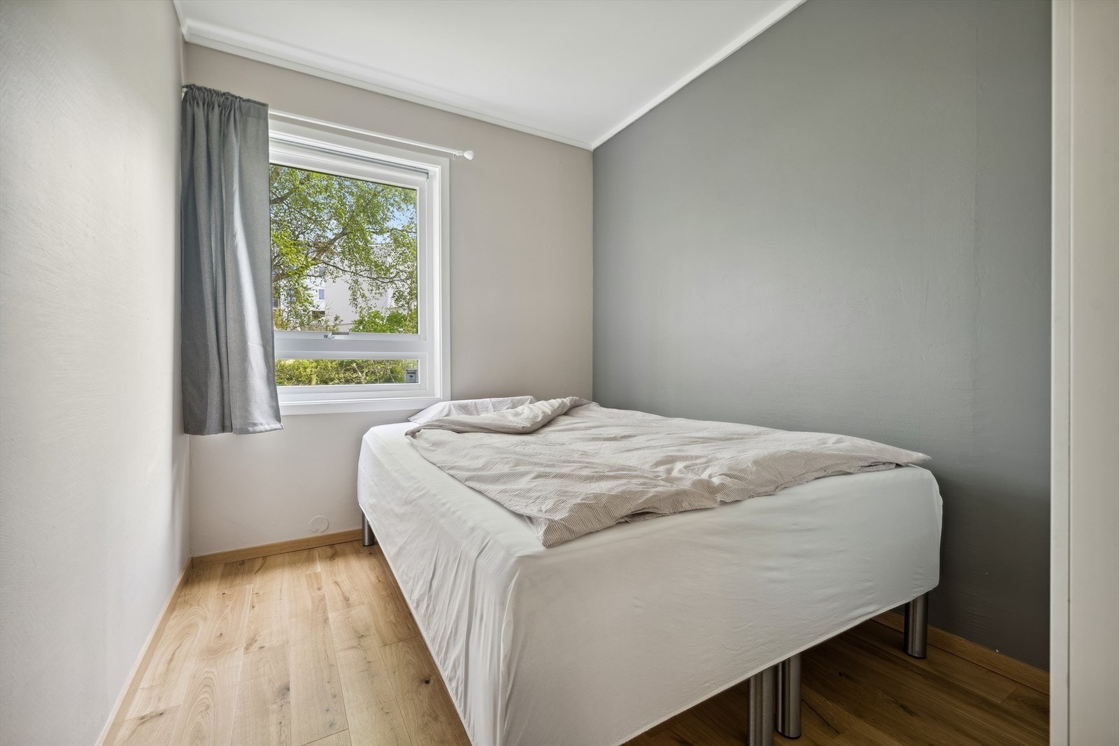Soverom med god plass til stor seng og garderobeskap. Galleribilde