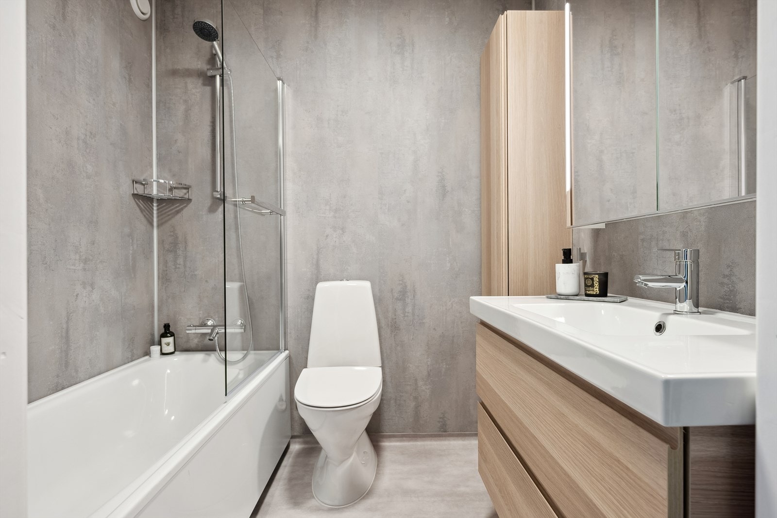 Baderommet er renovert i 2020 med belegg på gulv og våtromsplater på vegger. Rommet er innredet med toalett, badekar og stor innredning med servant. Galleribilde