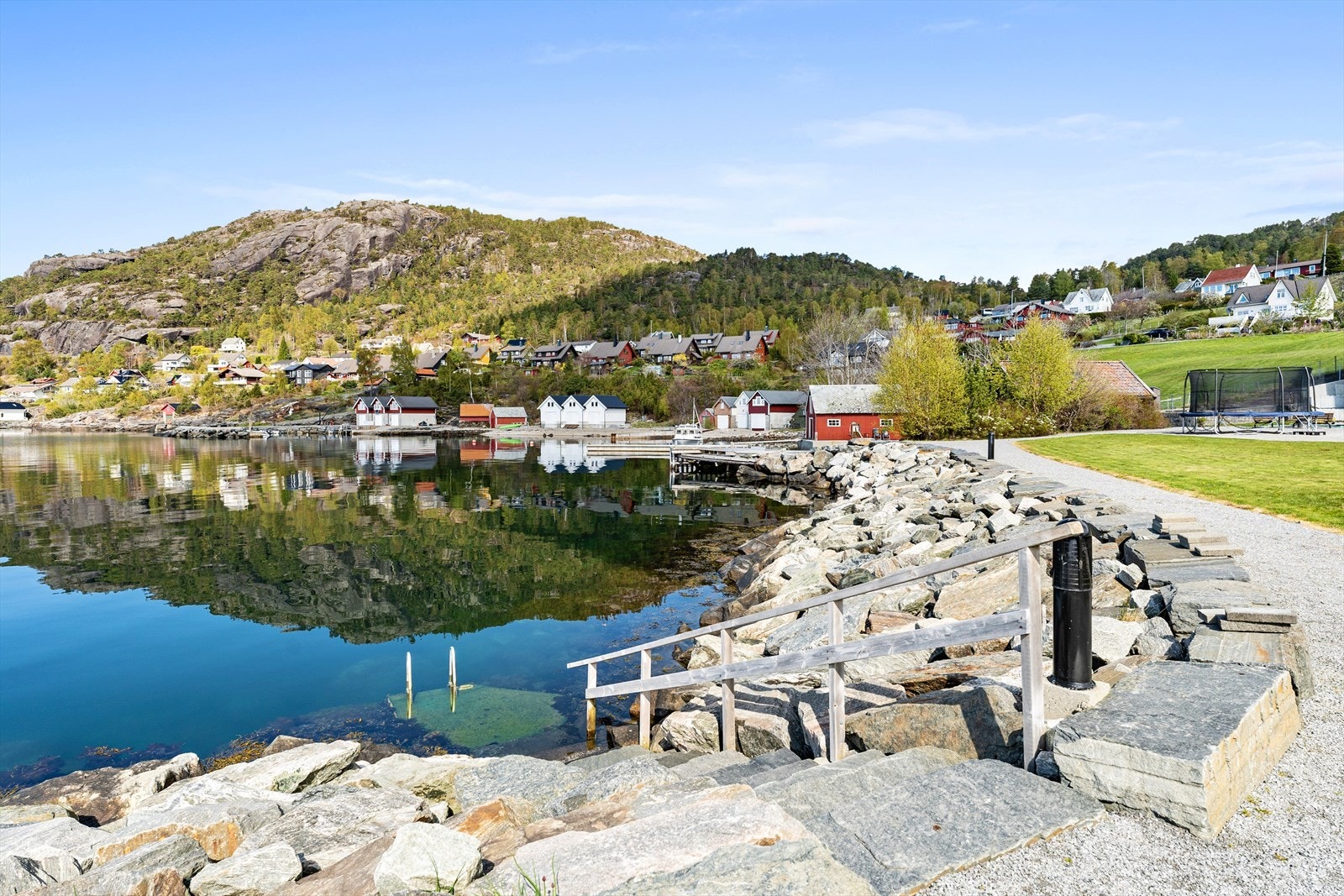 Badeplass like utenfor terrassen Galleribilde