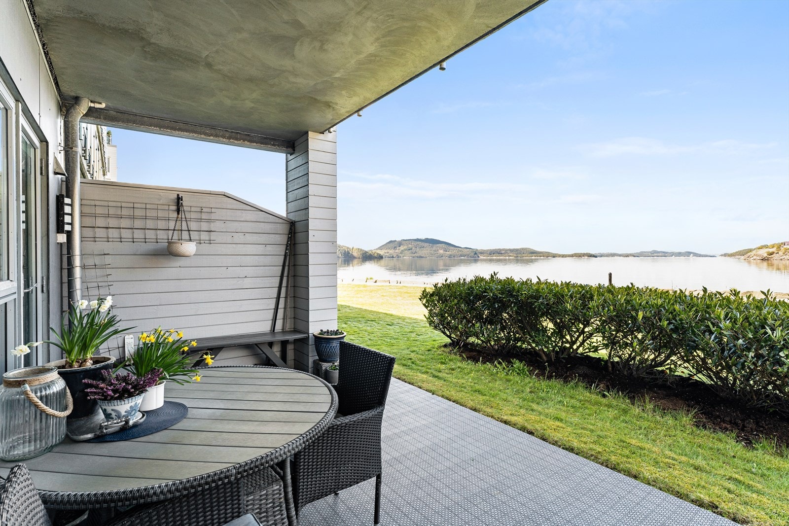Vestvendt terrasse med gode solforhold Galleribilde