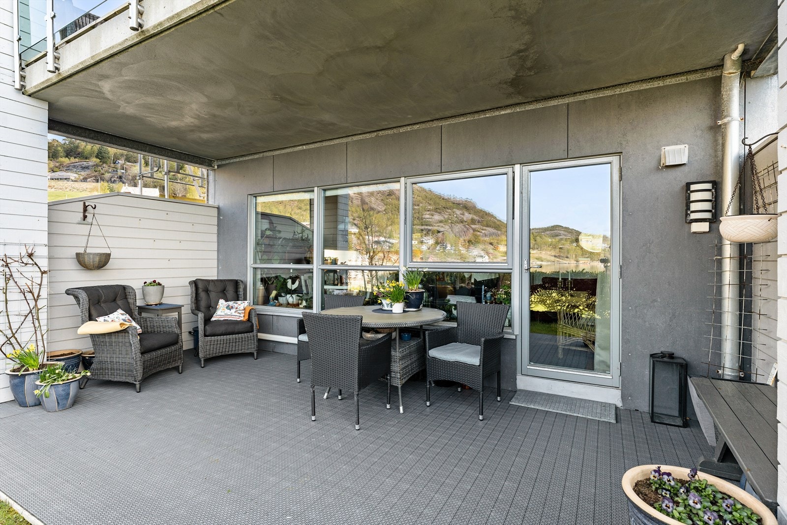 Lun terrasse med tak og skillevegger Galleribilde