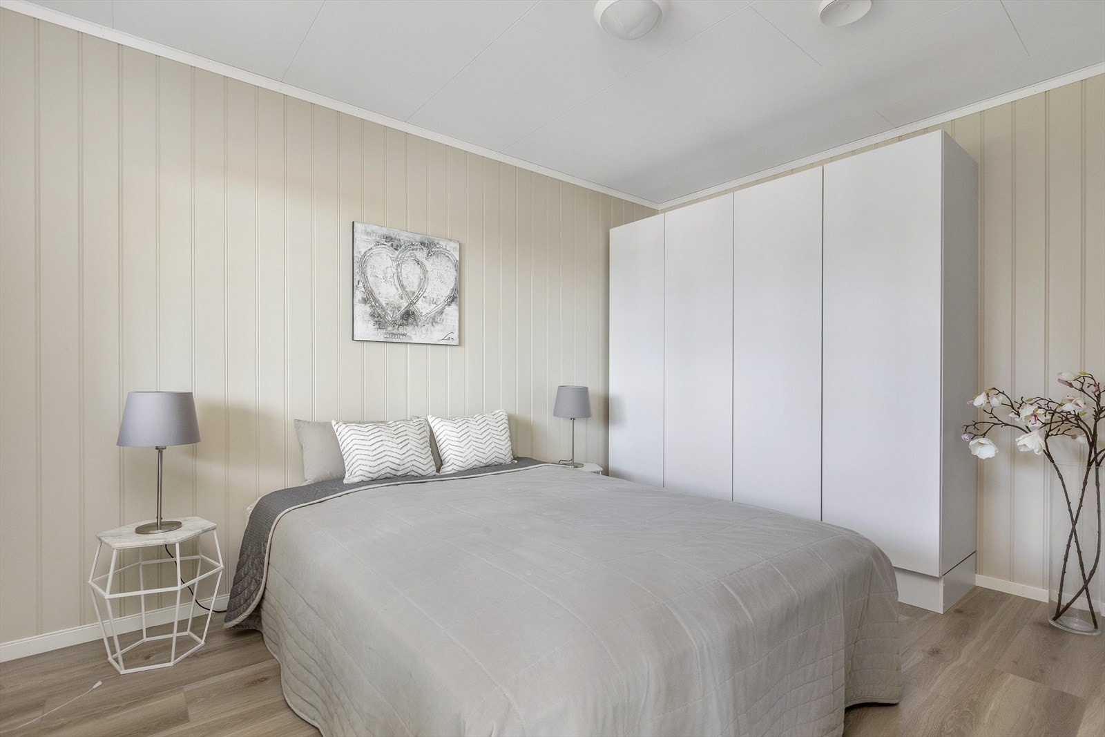 soverom 1. Fra visningsleiligheten. Garderobeskap på sov. følger ikke med..jpg Galleribilde