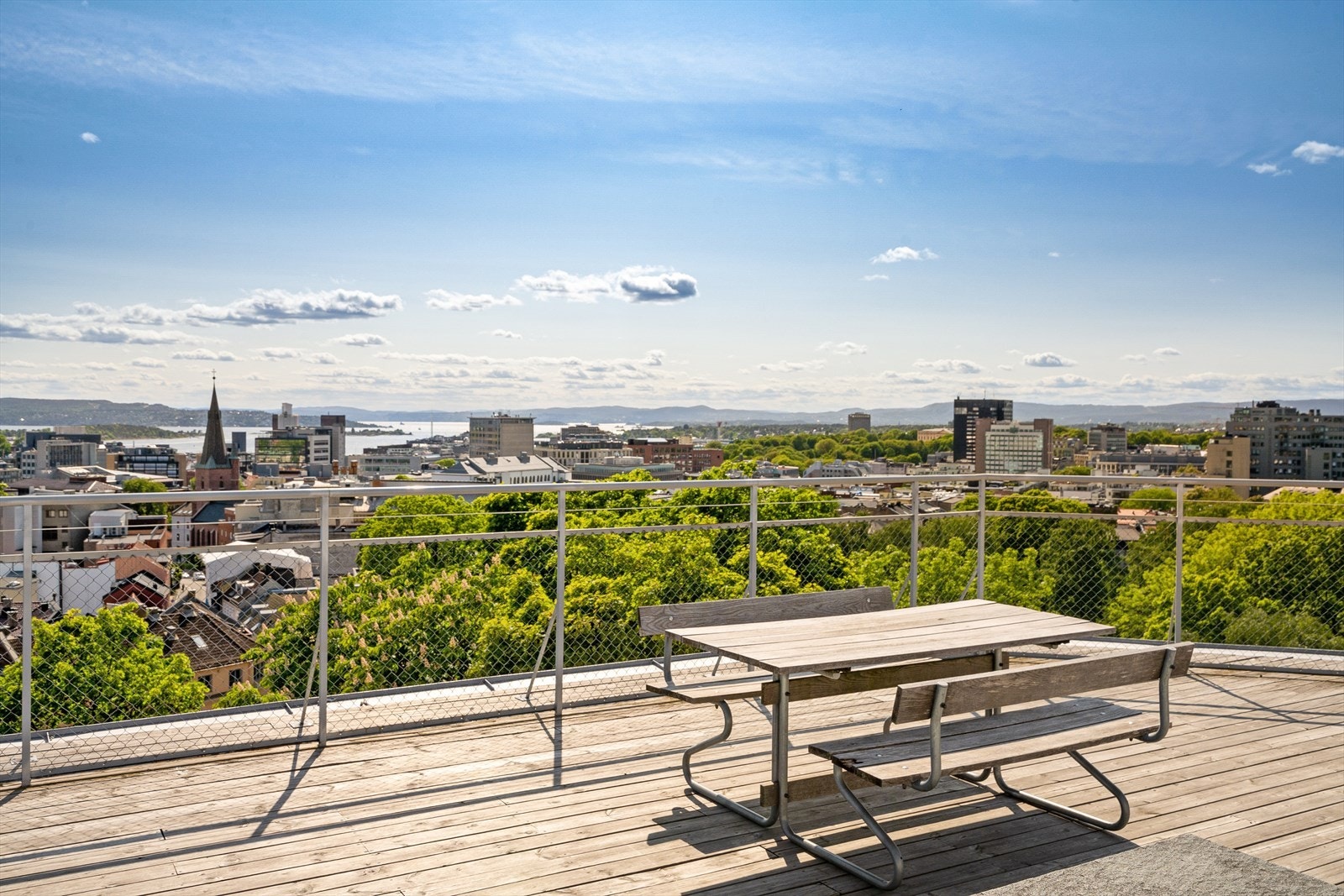 Felles takterrasse med panoramautsikt og masse sol! Galleribilde