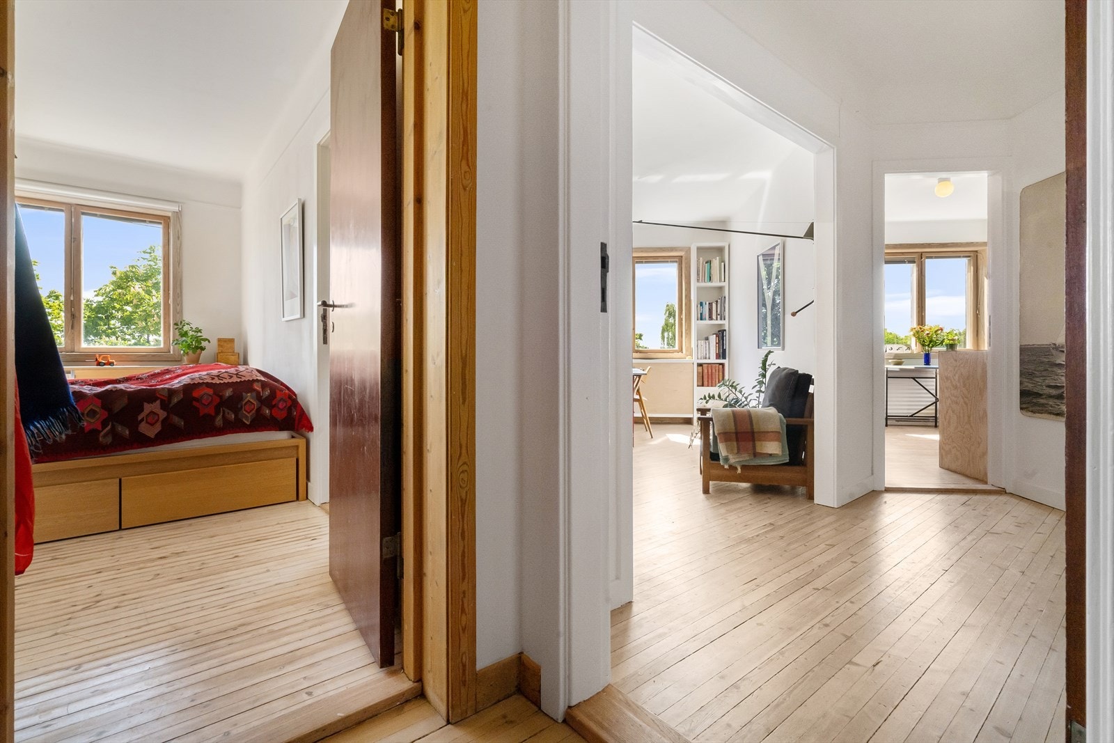 Fra både entré og stue er det adkomst til et romslig soverom. Galleribilde