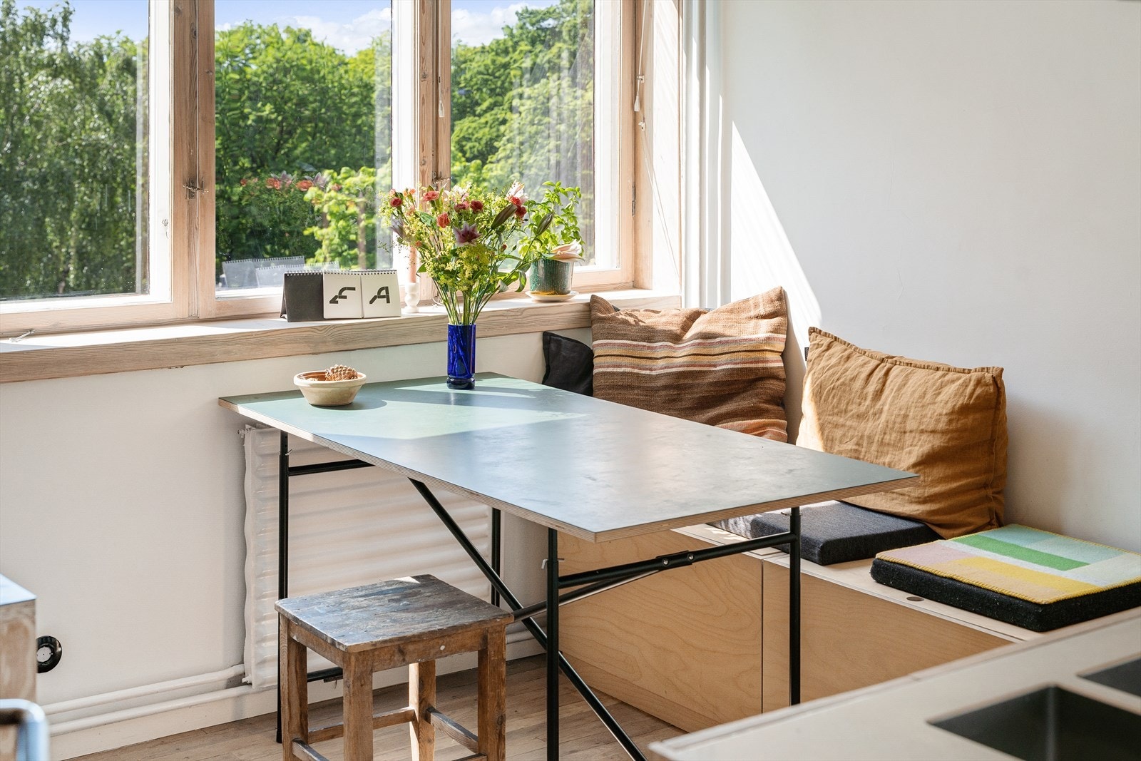 Kjøkkenet har plass til et hyggelig spisebord med fint utsyn. Galleribilde