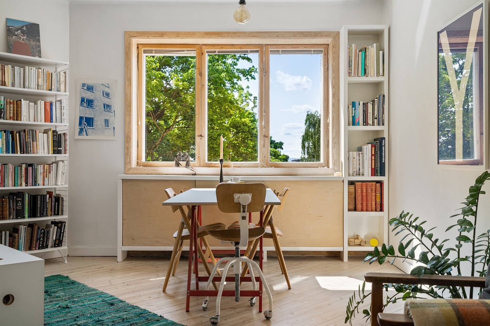 Store vindusflater som slipper til rikelig med naturlig lys. Galleribilde