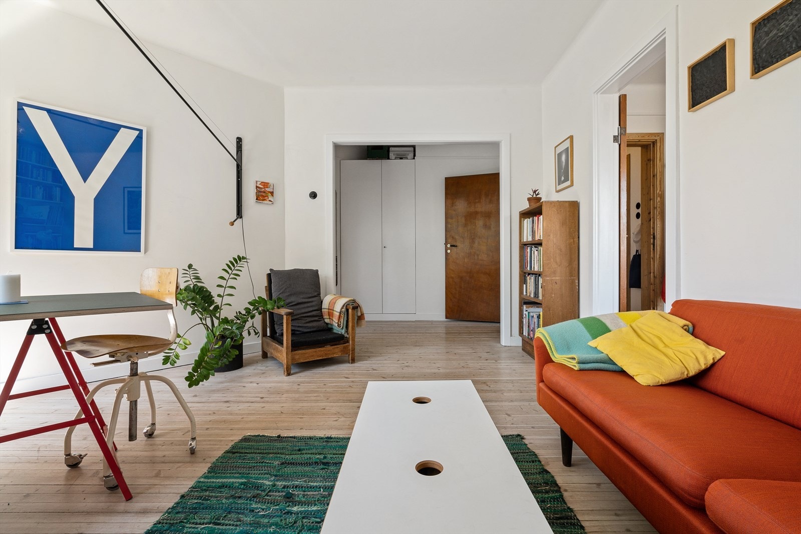 Leiligheten varmes opp via radiatorer tilknyttet bergvarme - Varmtvann og fyring inkl. i felleskostnadene. Galleribilde