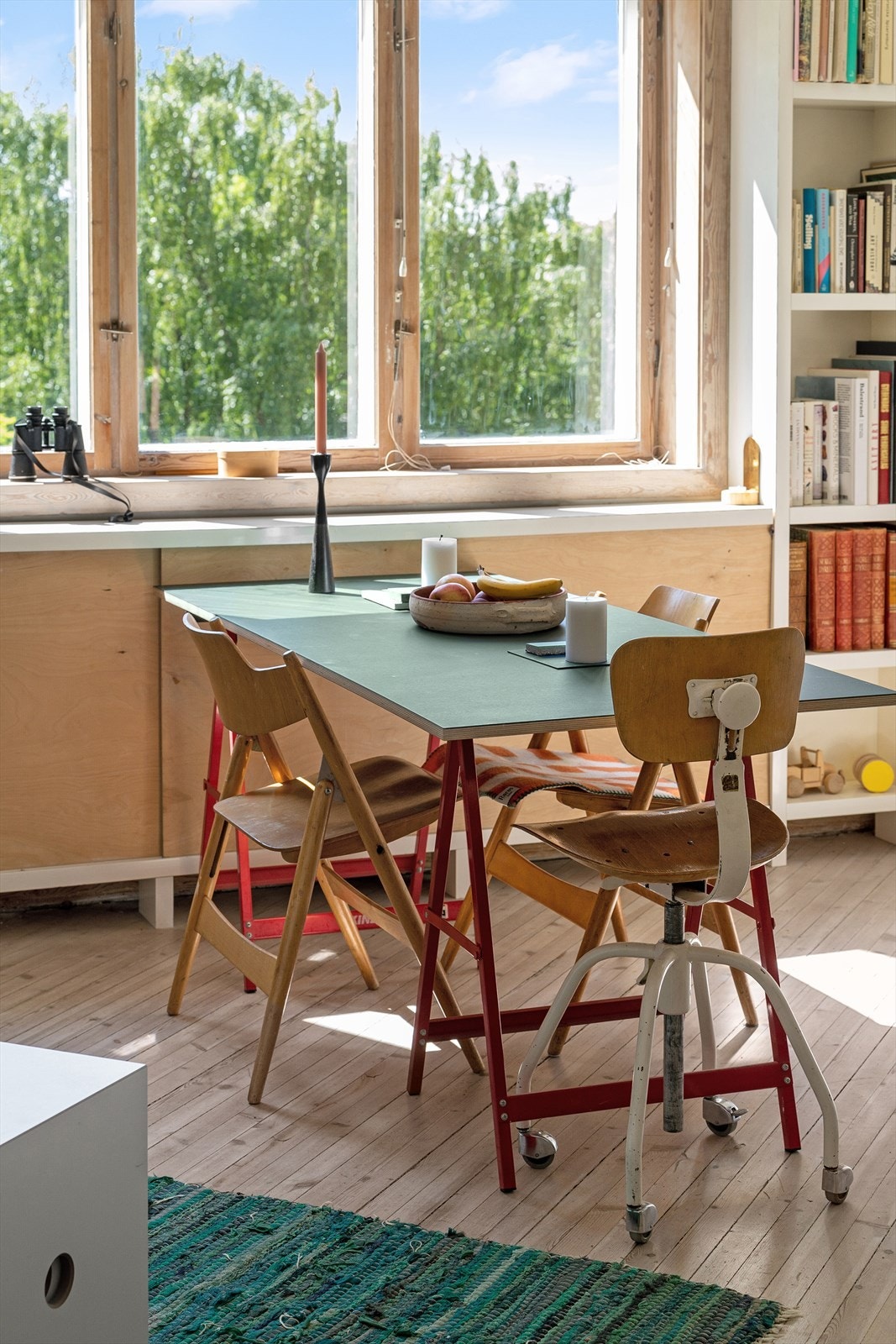 Videre er det plass til spisebord med tilhørende spisestoler - Utmerket for deg som liker å invitere over venner og familie! Galleribilde