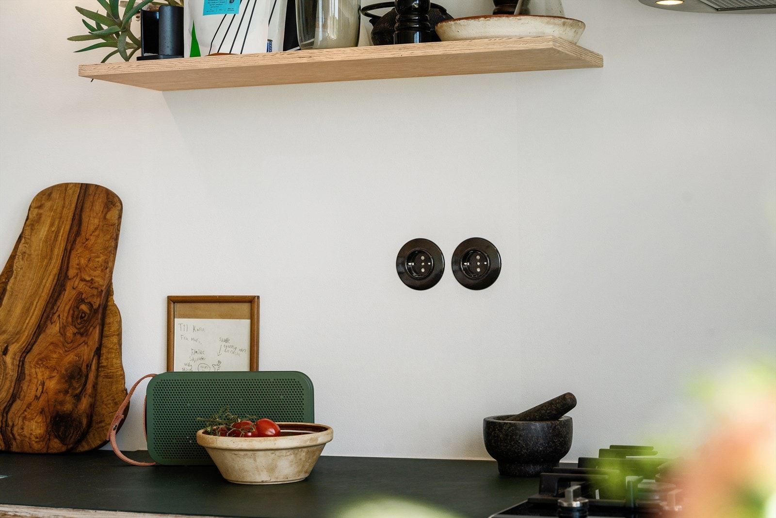 Detalj - Legg merke til utstrakt bruk av lysbrytere og kontakter i sort bakelitt. Galleribilde
