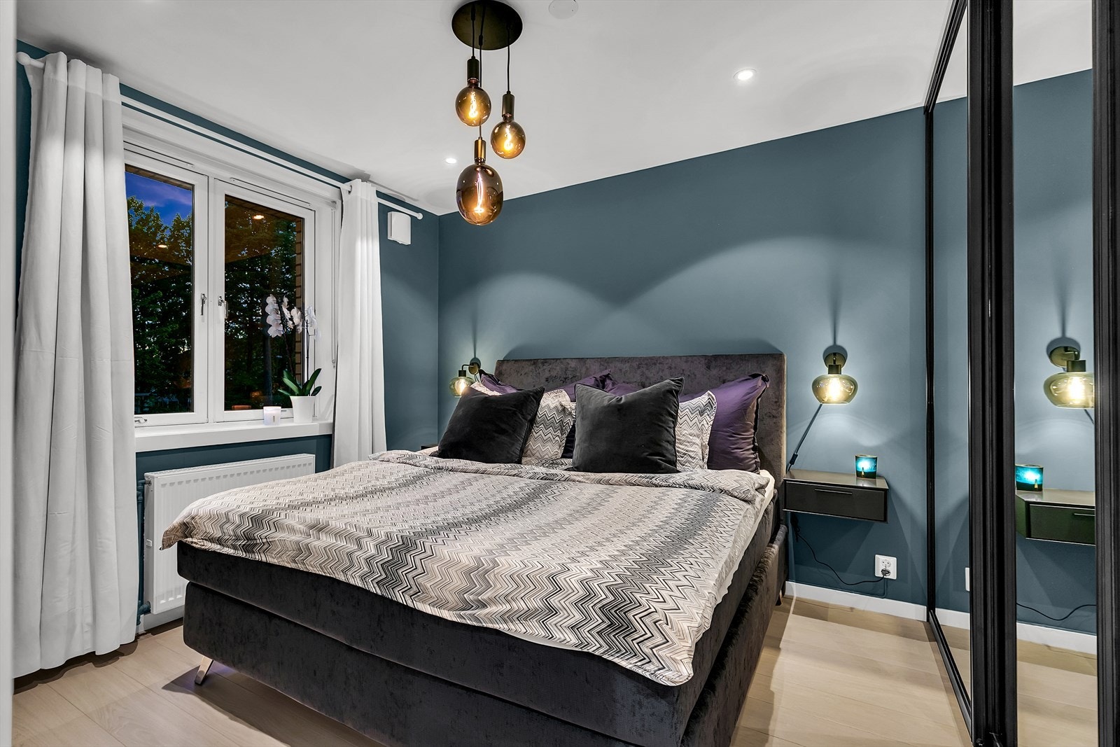 Hovedsoverommet er malt med nydelige coastal blue som gir en behagelig atmosfære. Galleribilde