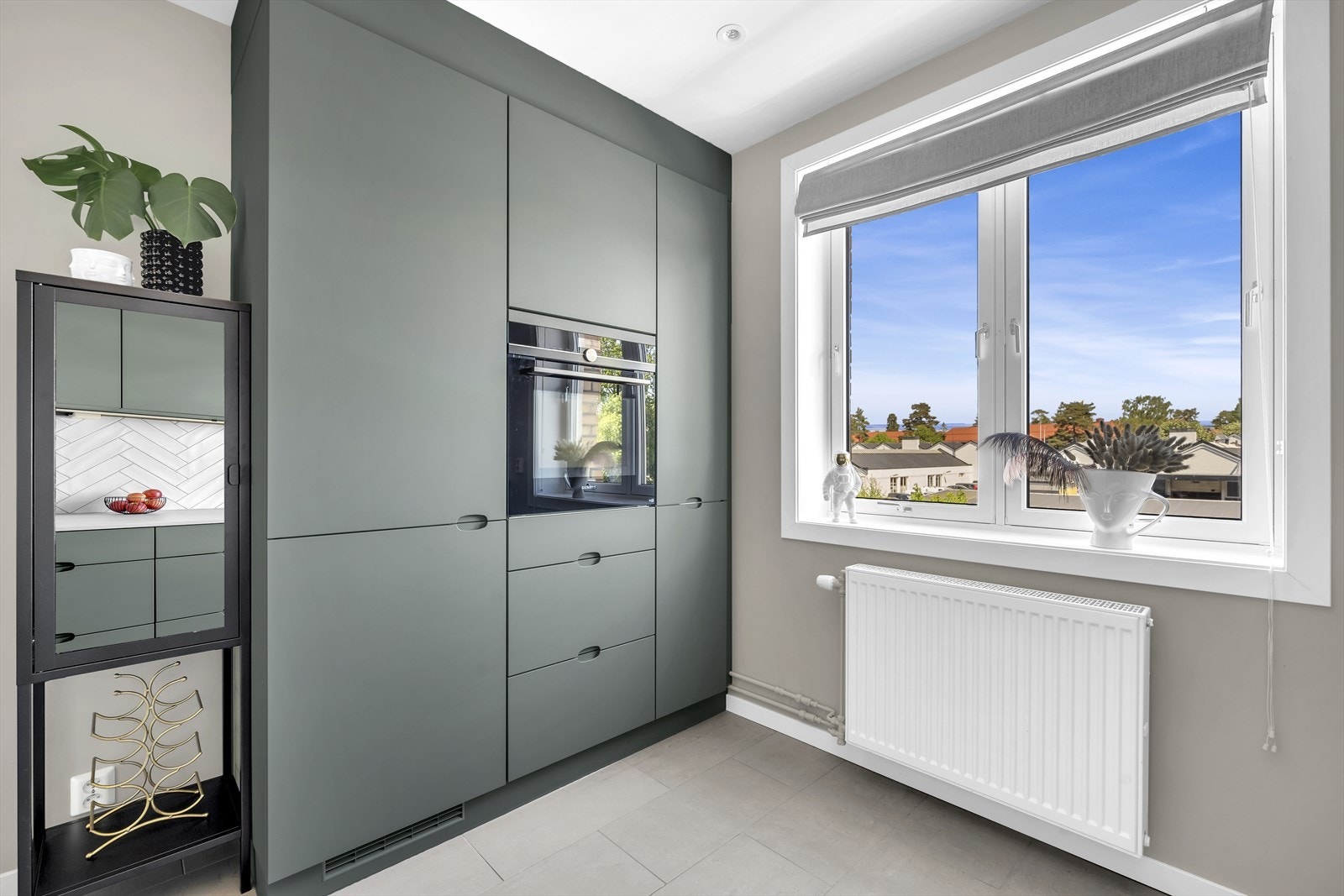 Kjøkkenet byr på rikelig med oppbevaringsplass. Det er malt i Lady pure color supermatt, fargen Smooth White. Galleribilde