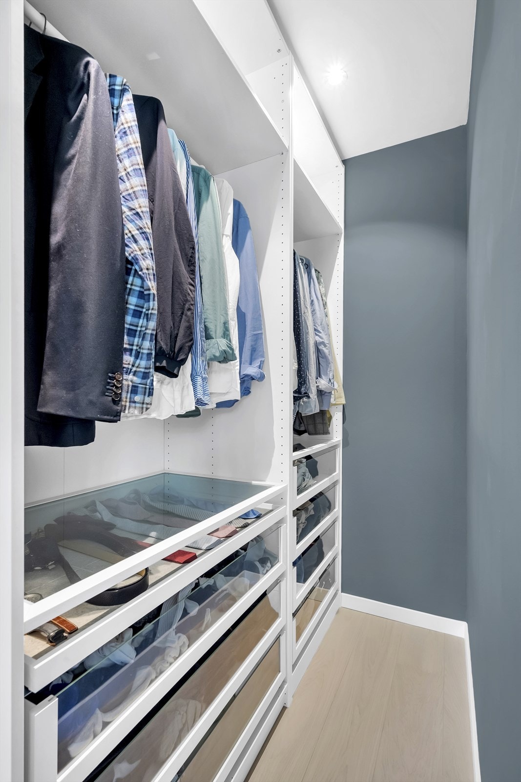 Walk-in-garderobe med praktisk innredning. Galleribilde