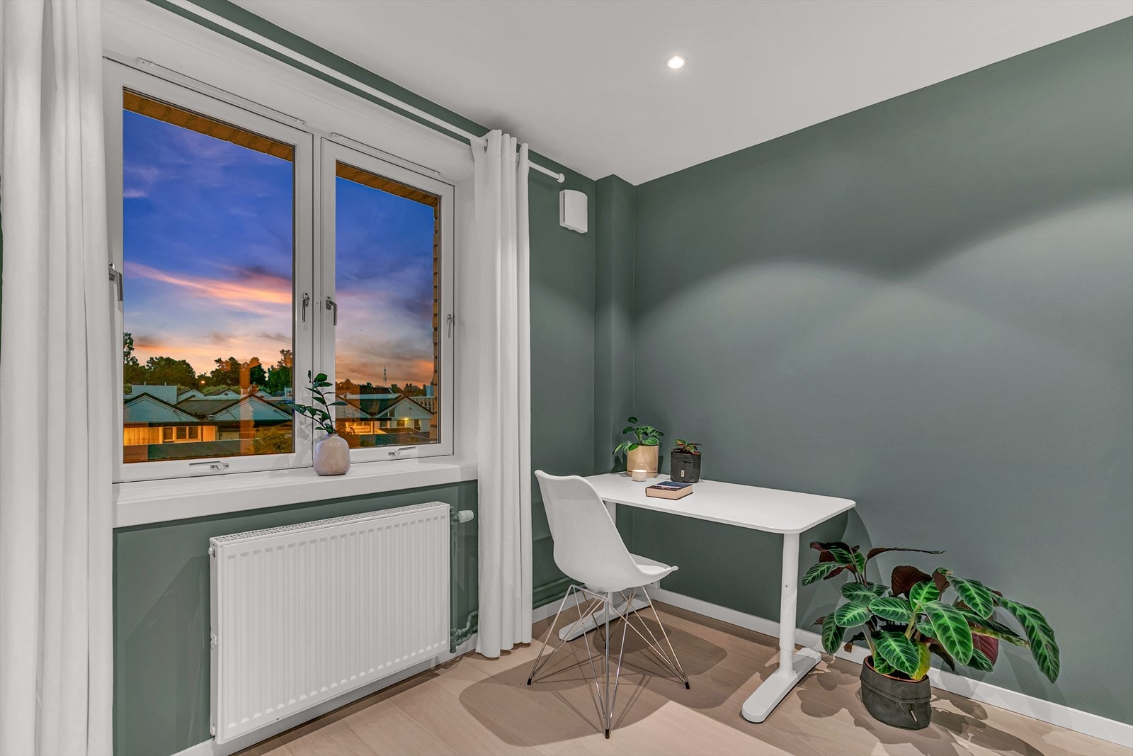 Soverom 2 har inngang fra entréen og benyttes i dag som kontor. Galleribilde