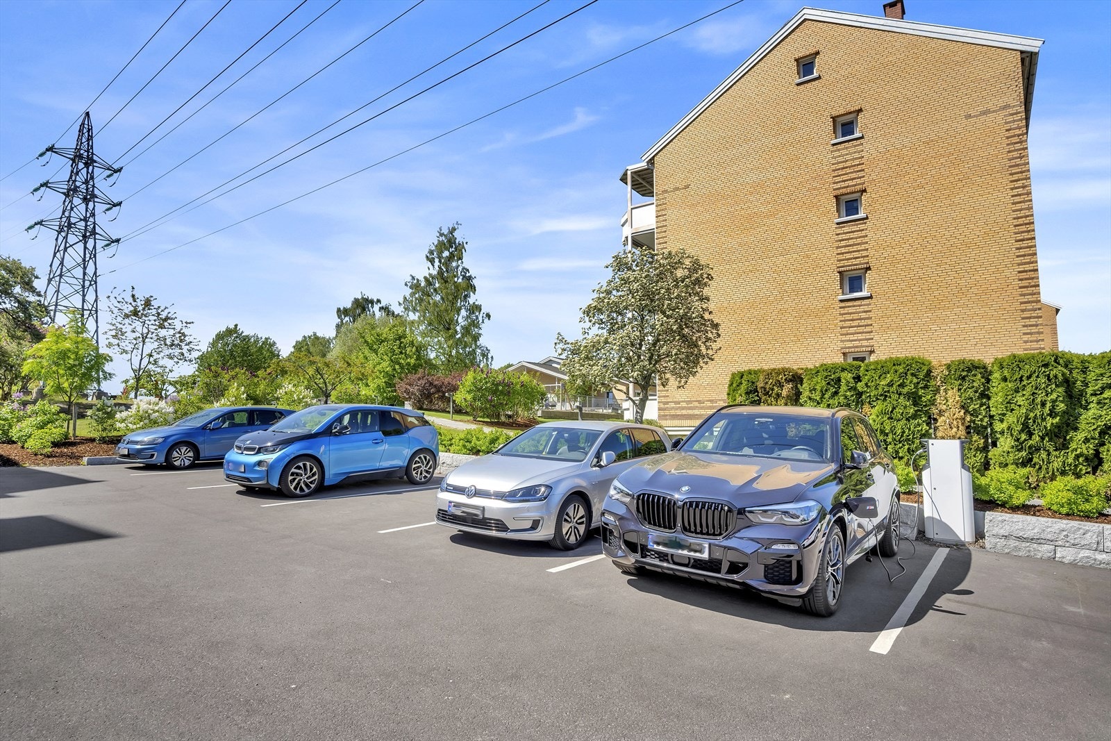 Borettslaget har garasjeplass og parkeringsplass til utleie etter venteliste. Galleribilde