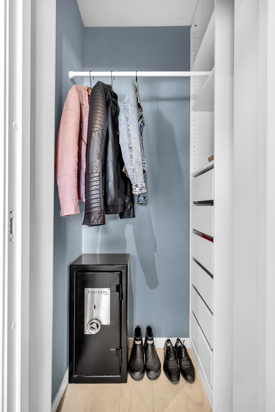 Her kan du enkelt henge i fra deg yttertøy og sko integrert garderobe (innvendig bod) i entréen. Galleribilde