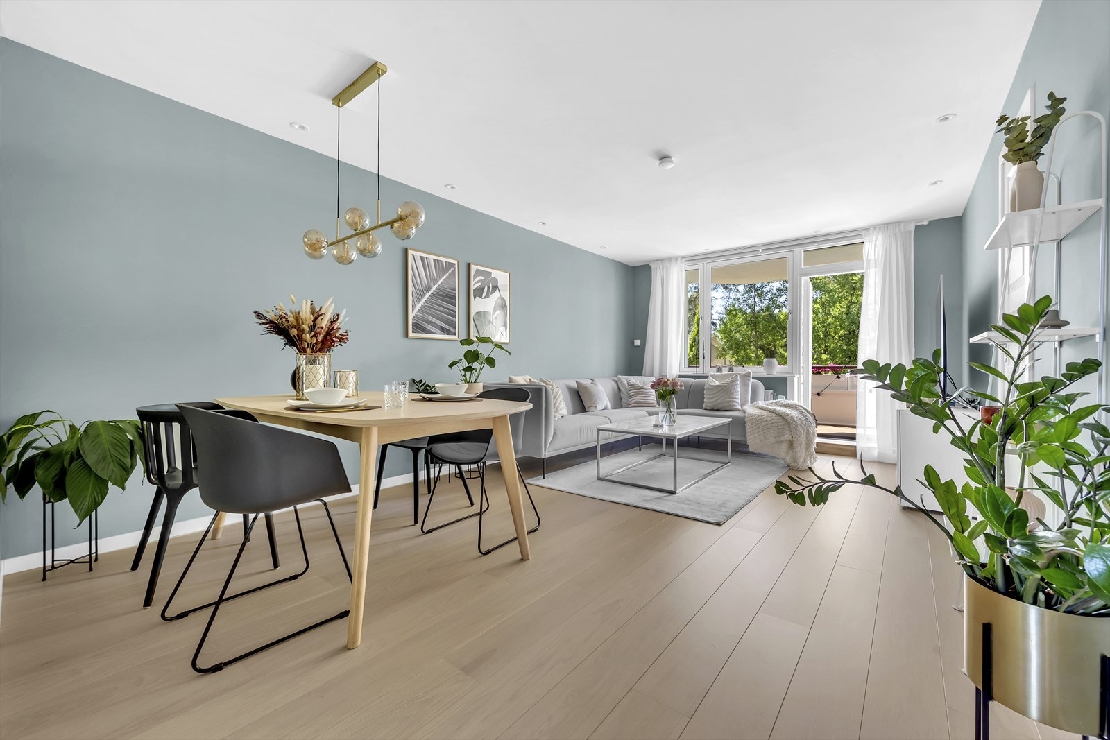 Leiligheten har en meget flott stue med god plass til både spisegruppe og sofagruppe. Galleribilde