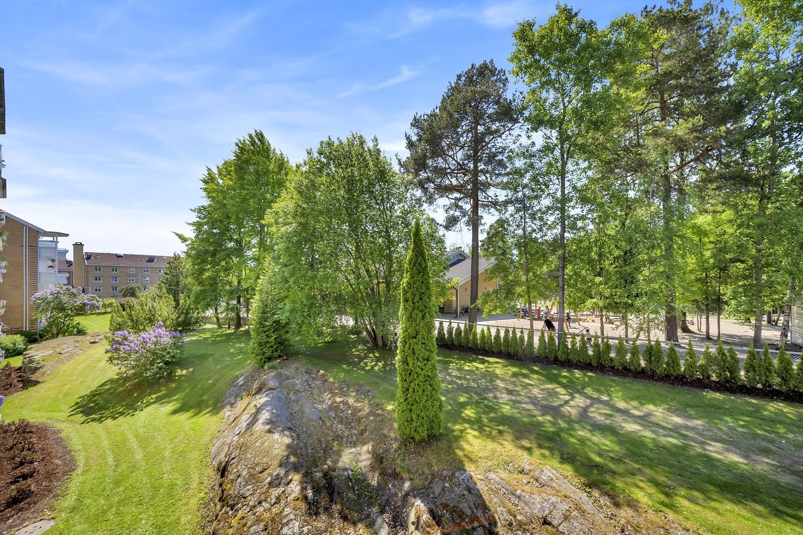 Borettslaget har pent opparbeidet fellesareal. Galleribilde