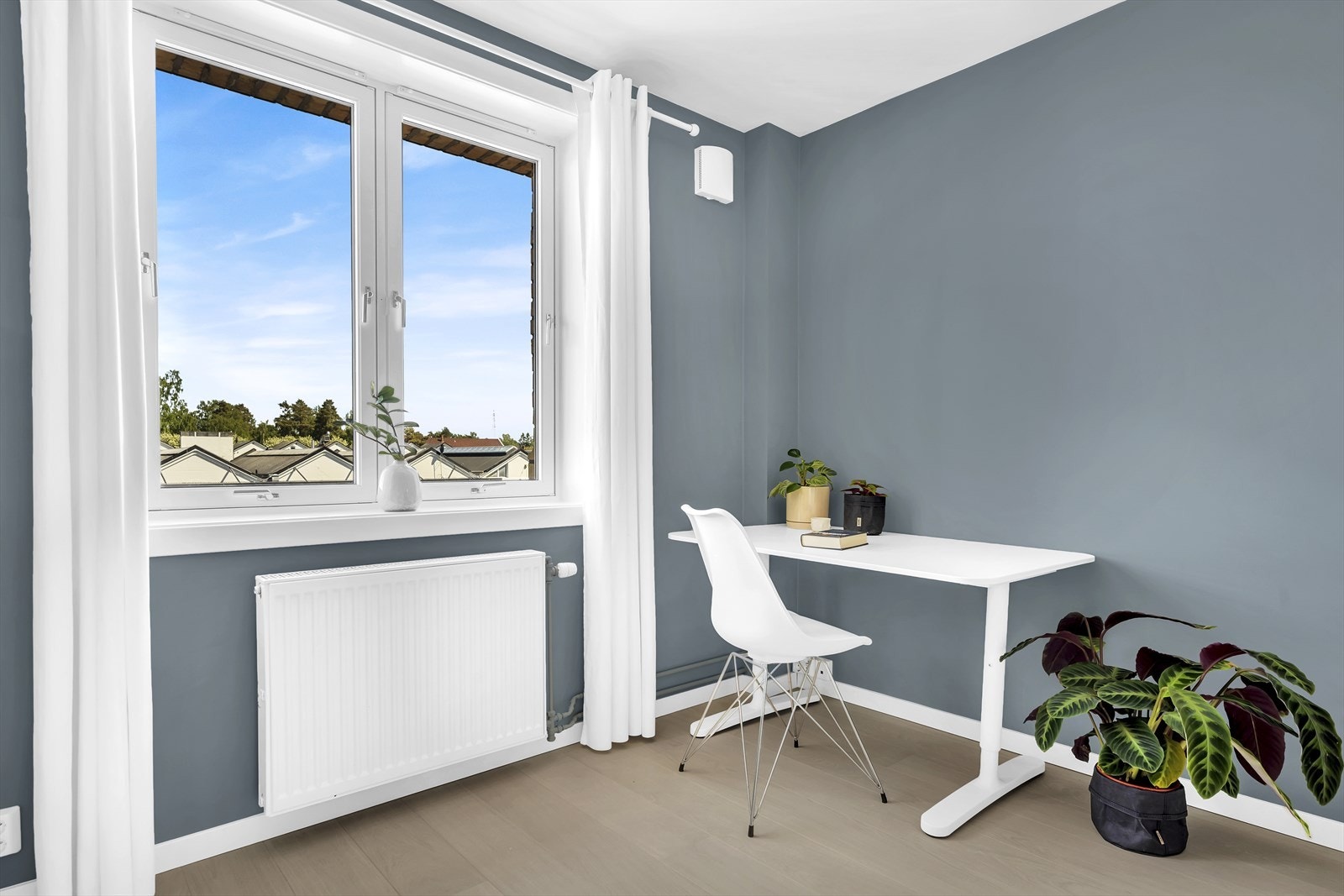 Soverom 2 er malt i Lady pure color supermatt fargen Cityscape. Galleribilde