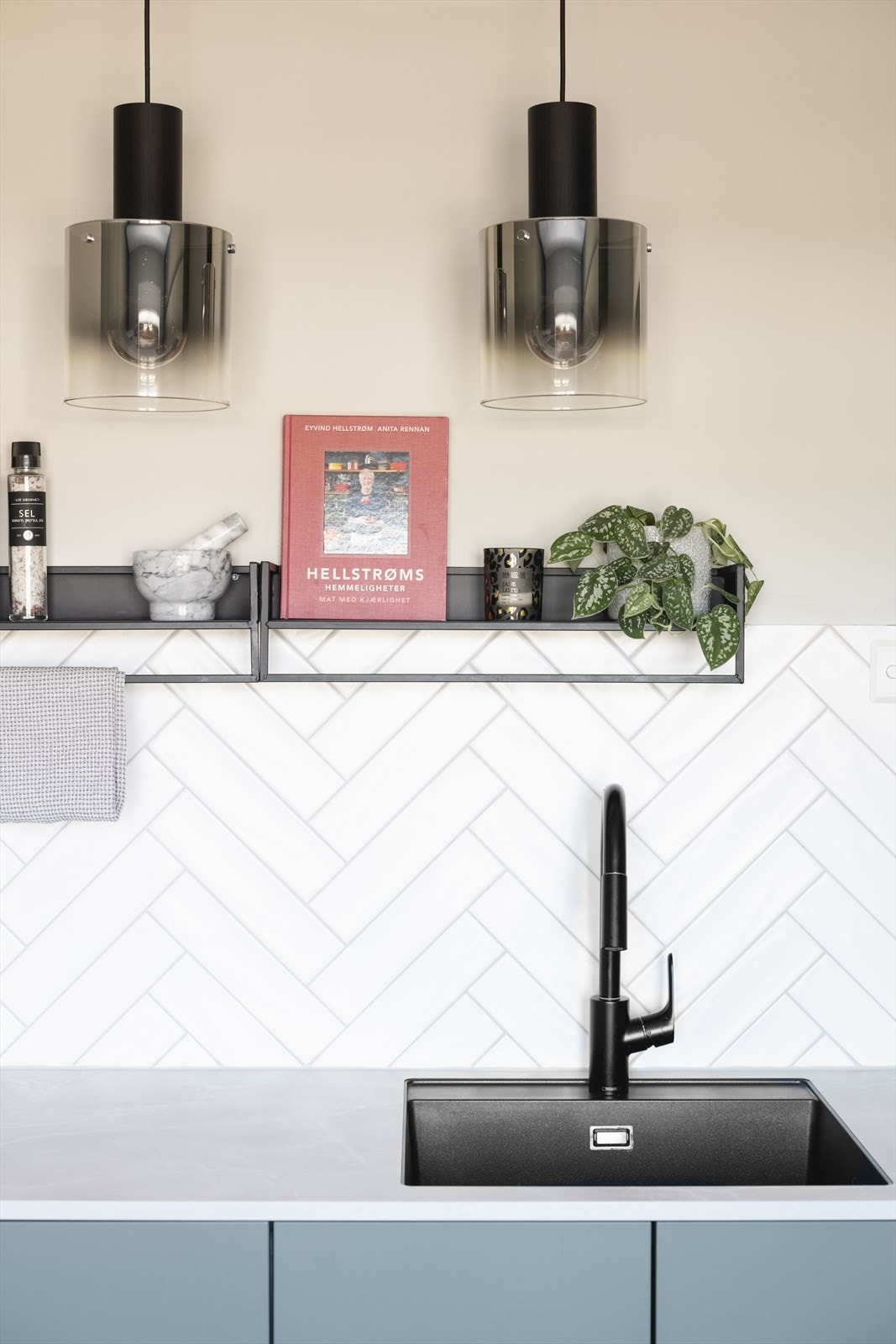 Kjøkkenet har delikat Hansgrohe Focus kjøkkenarmatur M41 i matt sort. Galleribilde