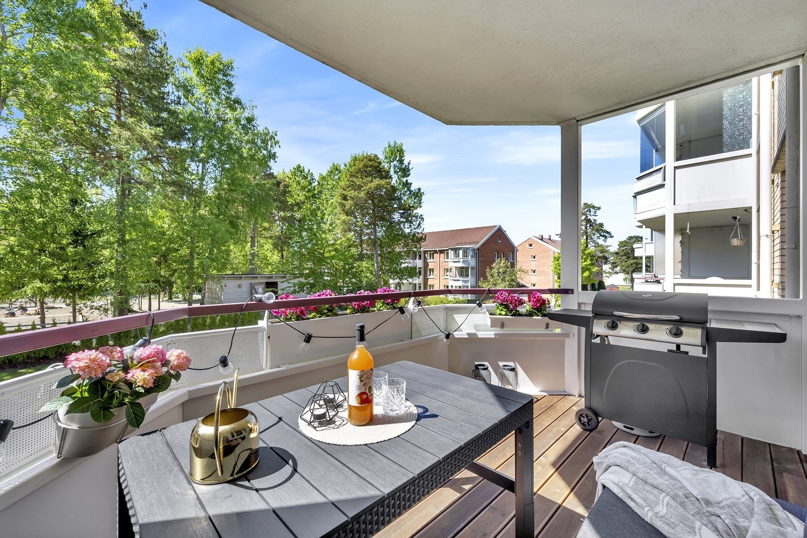 Koselig og fritt utsyn. Det er lagt Møre Royal terrassedekke. Galleribilde