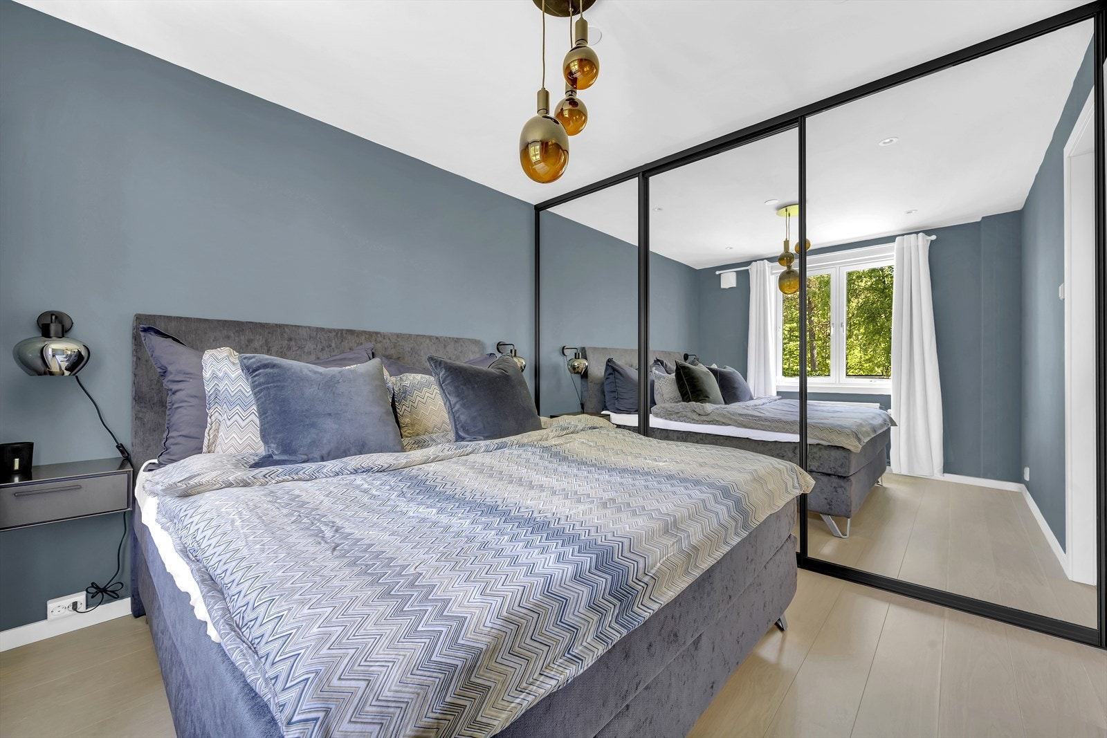 Safir Skyvedør med svart ramme og heldekkende speil. Det er også bygd walk-in-closet bak speildøren. Galleribilde