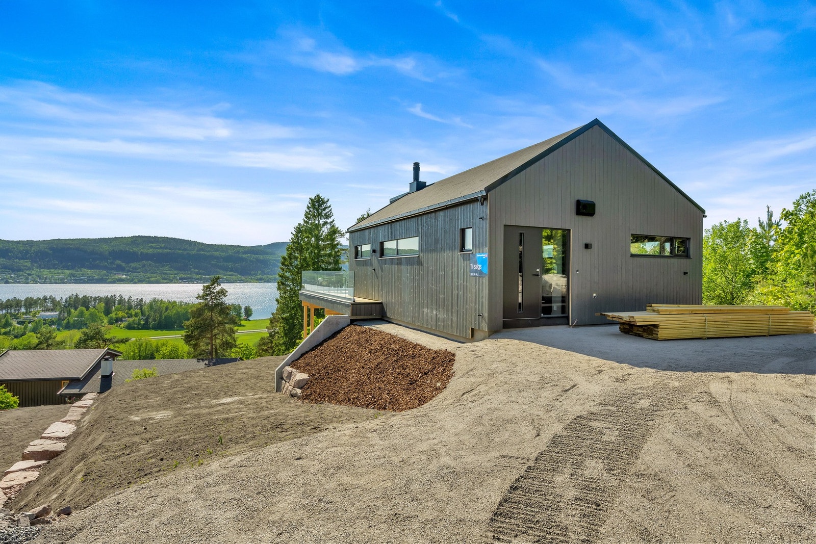 Eiendommen har en meget attraktiv beliggenhet på Bekkestranda områdets flotteste naturområder som nærmeste nabo. Galleribilde