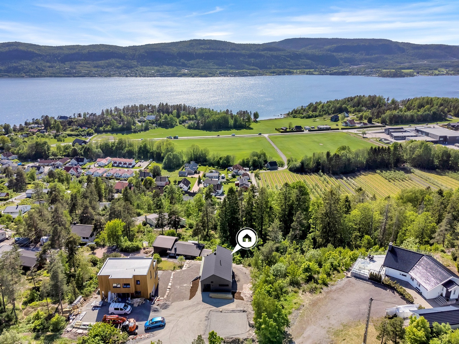 Eiendommen har en meget attraktiv beliggenhet på Bekkestranda i Sande med områdets flotteste naturområder som nærmeste nabo. Galleribilde