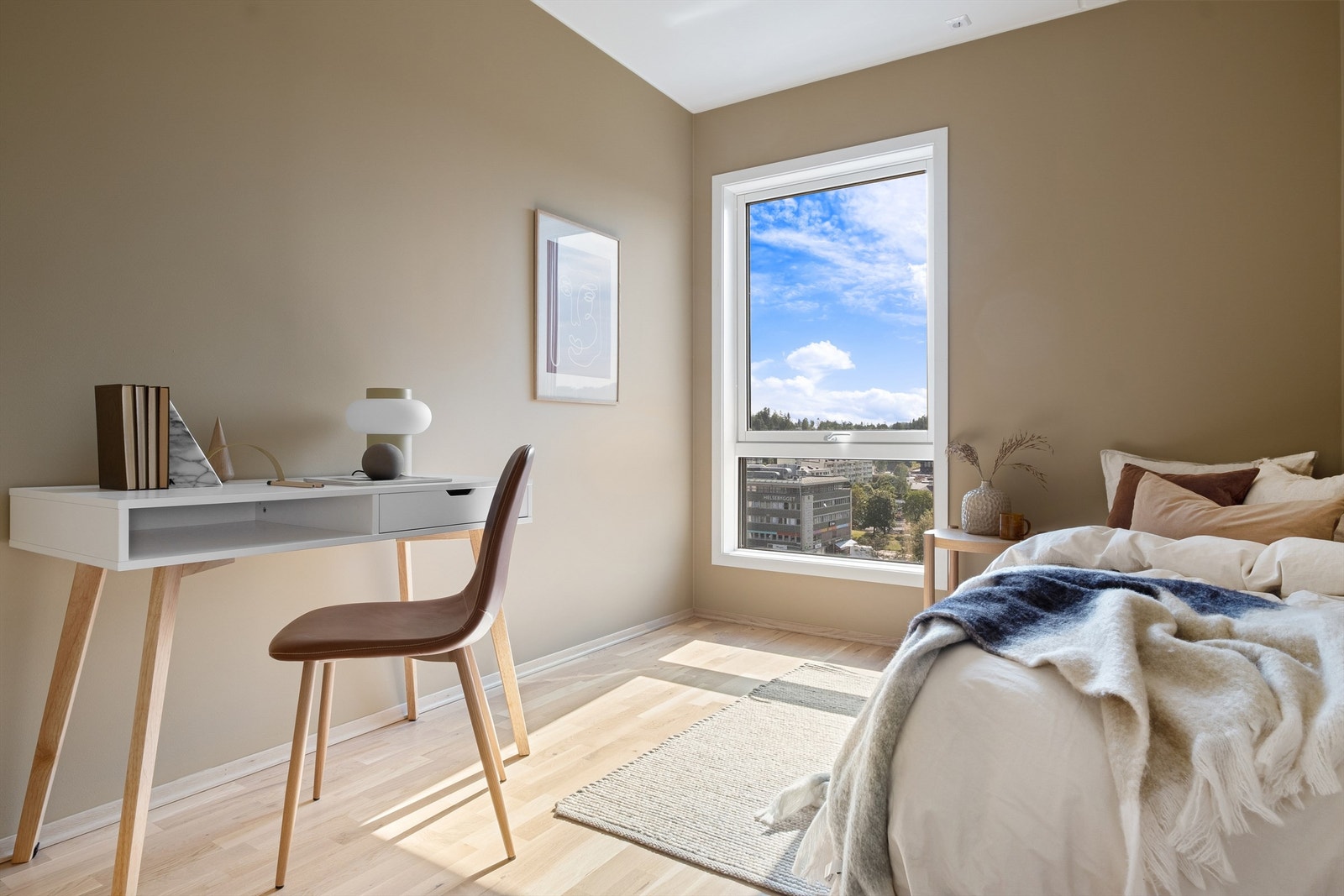 Soverom nr. 3 har også godt med plass til seng, nattbord og skrivepult. Galleribilde