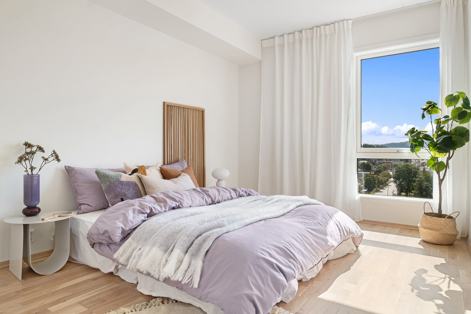 Hovedsoverommet er av meget god størrelse med plass til dobbeltseng, nattbord og diverse møbler. Galleribilde