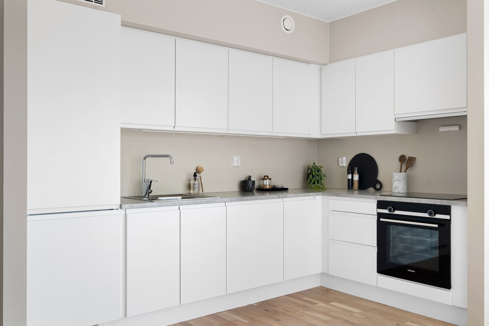 Kjøkkeninnredningen er fra kvalitetsleverandøren Sigdal og er av typen Horisont i fargen Snø. Galleribilde