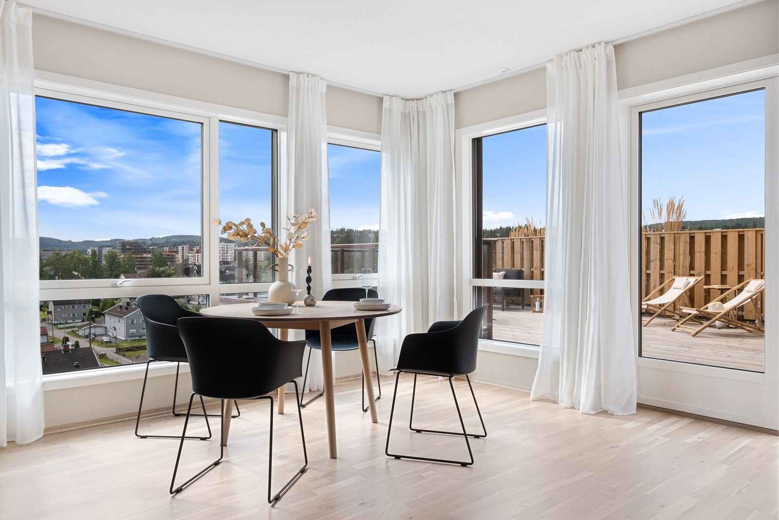 Ettersom leiligheten ligger høyt opp i etasjeplan er det lite direkte innsyn til leiligheten. Galleribilde