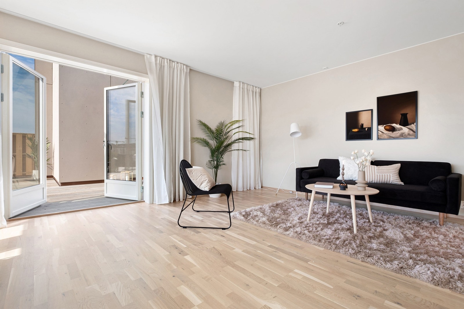 Stuen er malt i en lys og behagelig farge og gulvet er lagt med hvitpigmentert 3-stavs eikeparkett. Galleribilde