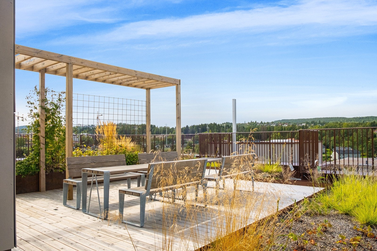 Fellesområdene er velholdt og pent opparbeidet med beplantning, bord, benker og sitteplasser. Galleribilde