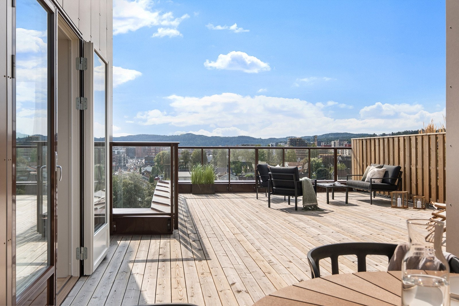 Velkommen til Skårersletta 11! En flott 4-roms toppleilighet beliggende i 8.etasje med privat takterrasse på hele 60 kvm. Galleribilde