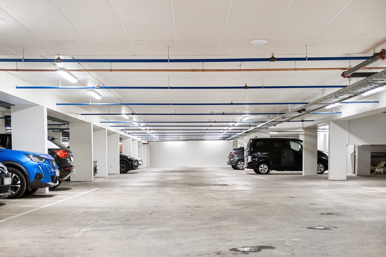 Det er mulighet for å kjøpe en eller flere parkeringsplasser i felles garasjeanlegg med mulighet for elbil-lading. Galleribilde