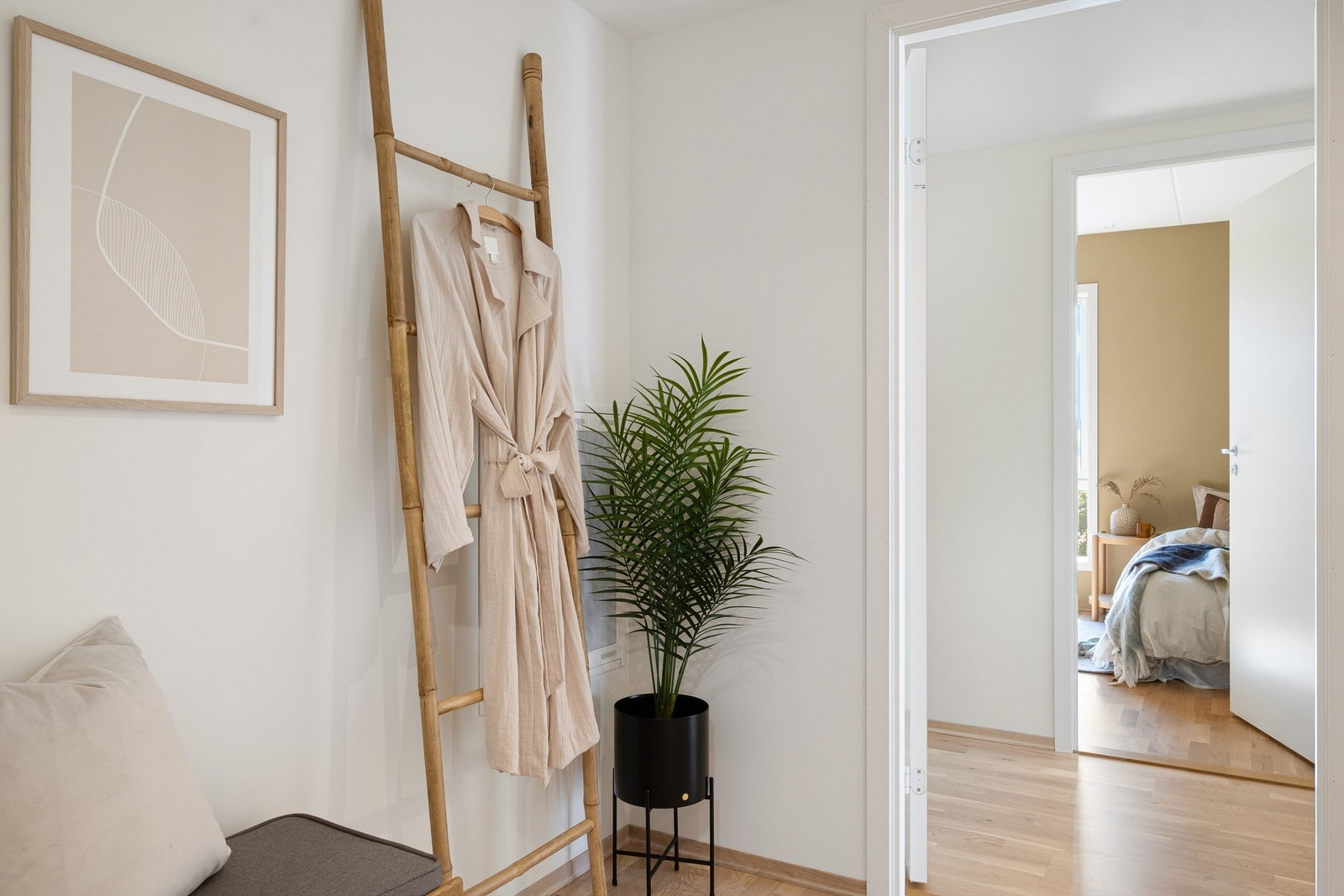 Entréen har en naturlig plass for en knaggrekke og plass til å sette fra seg sko. Galleribilde