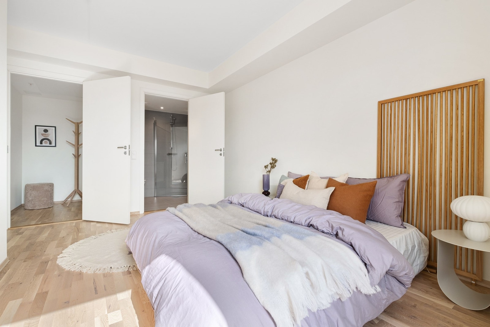 Her har du både en walk-in garderobe og et privat baderom! Galleribilde